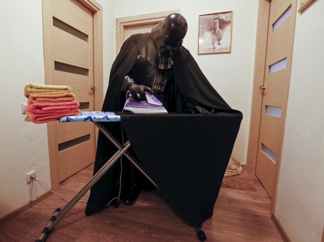 Darth Mykolaiovych Vader, que já foi até candidato à presidência, passa roupas em seu apartamento em Odessa, na Ucrânia
