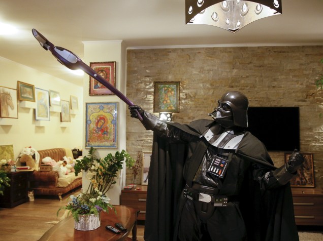Darth Mykolaiovych Vader troca o sabre de luz por um aspirador de pó. O Lorde sith já concorreu à prefeitura da cidade de Odessa, tendo sua base de apoio vestida de Stormtroopers