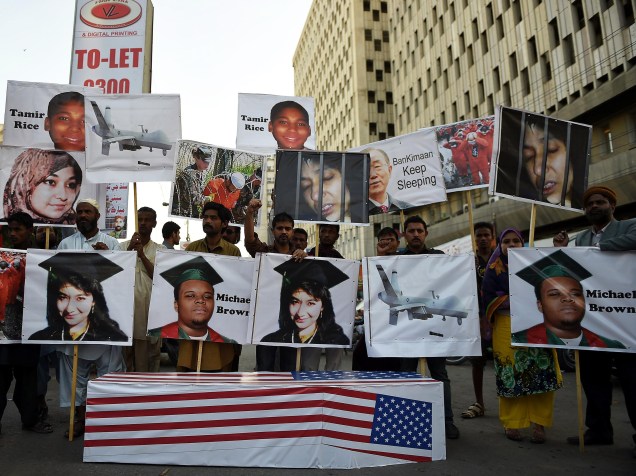 No Paquistão, protestantes mostram cartazes com as vítimas da polícia estadunidense durante passeata do dia interncional dos Direitos Humanos