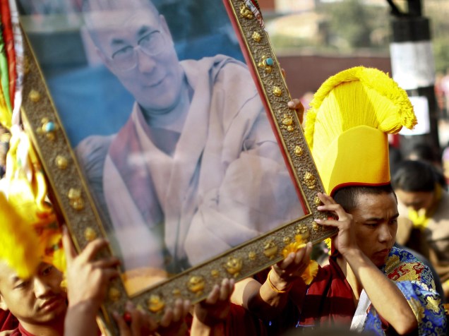 Monjes tibetanos exilados no Nepal mostram a imagem de Dalai Lama em comemoração ao dia internacional dos Direitos Humanos