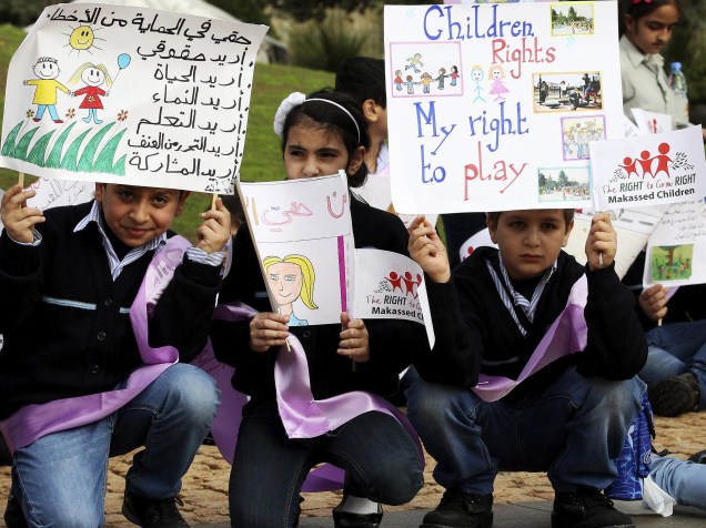 Na cidade de Beirute, no Líbano, crianças libanesas e palestinas seguram cartazes com desenhos em comemoração ao dia internacional dos Direitos Humanos