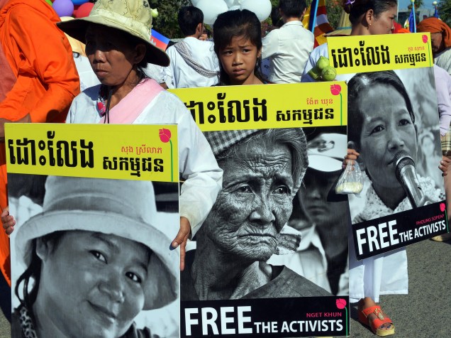 Na cidade de Phnom Penh, na Camboja, protestantes levam às ruas cartazes com fotos de ativistas presos pelo dia internacional dos Direitos Humanos