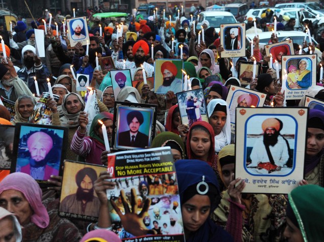Protestantes do dia internacional dos Direitos Humanos vão às ruas na cidade de Amritsar, na Índia