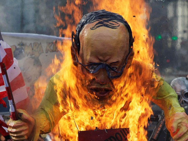 Nas Filipinas, diferentes grupos de protesto queimam a imagem do presidente filipino Benigno Aquino para marcar no país o dia internacional dos Direitos Humanos