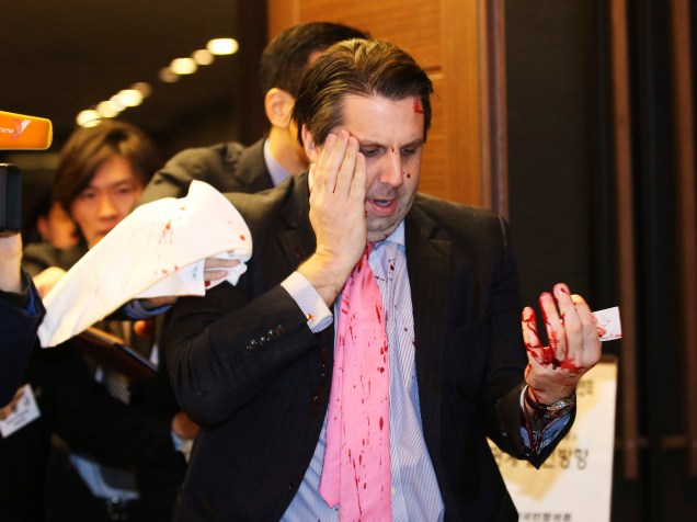 Embaixador dos Estados Unidos na Coreia do Sul Mark Lippert, foi atacado por um homem não identificado durante um fórum público no centro de Seul - 04/03/2015