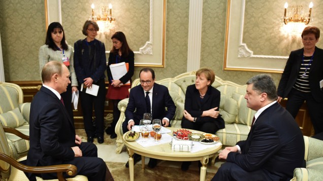 (E/D): Presidente russo Vladimir Putin, presidente francês François Hollande, a chanceler alemã Angela Merkel e o presidente ucraniano Petro Poroshenko durante encontro para discutir a crise na Ucrânia, em Minsk, na Bielorrússia - 11/02/2015