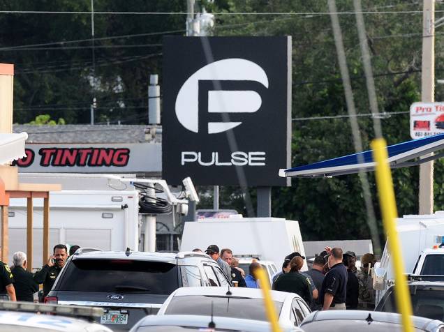 Policiais próximos à boate Pulse, após atentado no local, em Orlando, Flórida (EUA). O atirador invadiu a boate, matando 20 pessoas e deixando ao menos 42 feridas - 12/06/2016