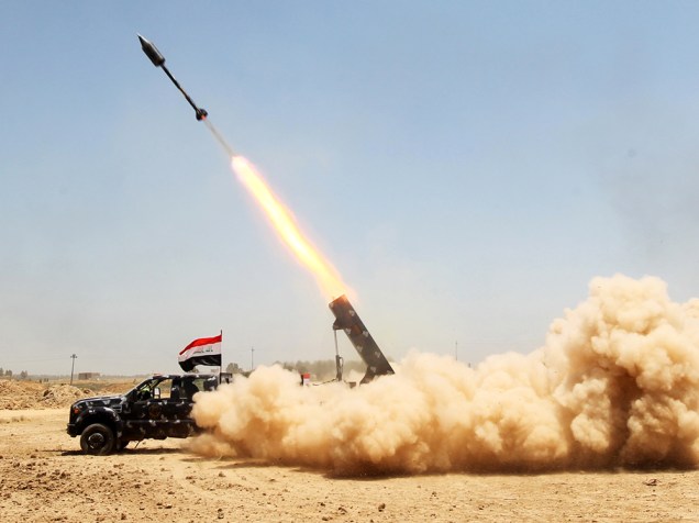 Forças iraquianas pró-governo disparam foguete na aldeia al-Sejar, na província de Anbar, Iraque - 27/05/2016