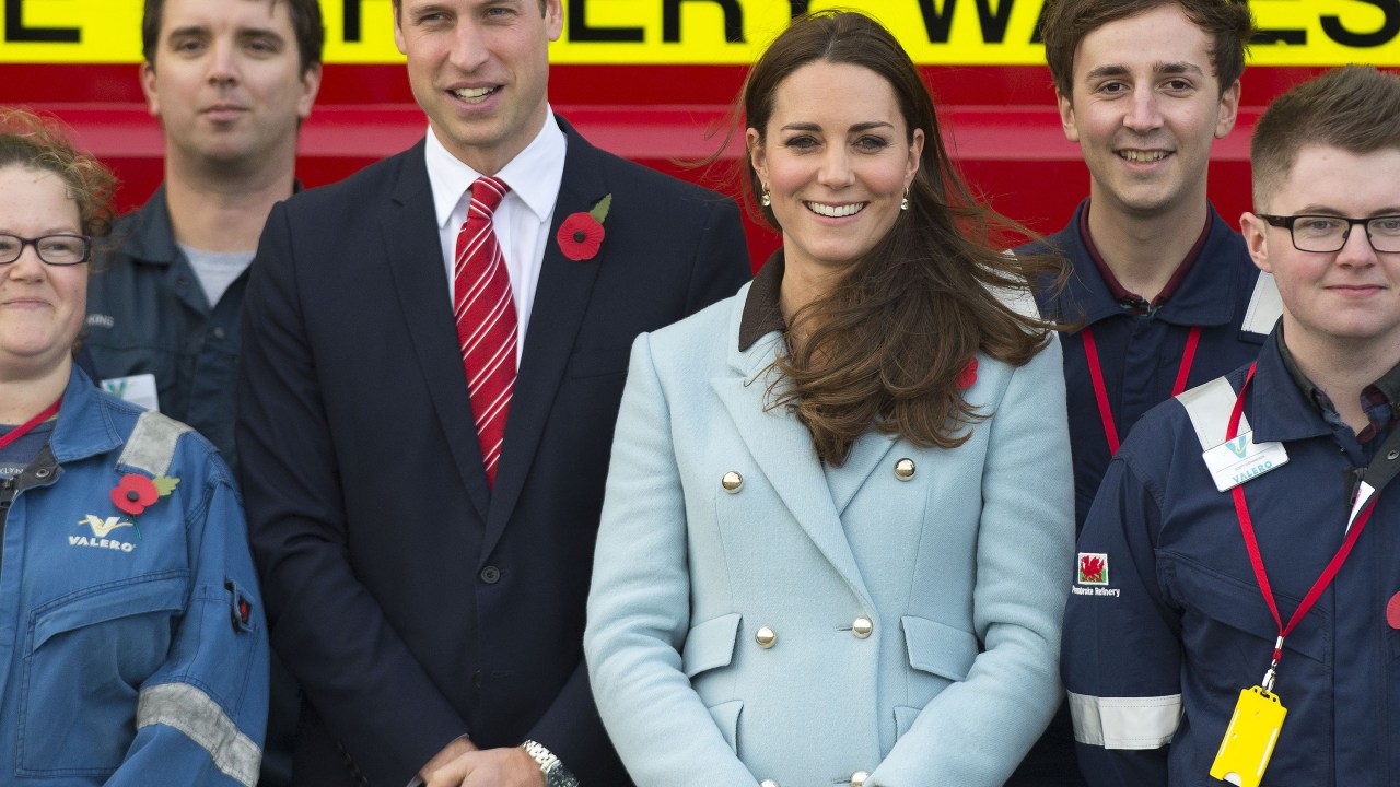 Kate Middleton, a duquesa de Cambridge visita ao lado do marido, o príncipe William, a refinaria de Pembroke no País de Gales