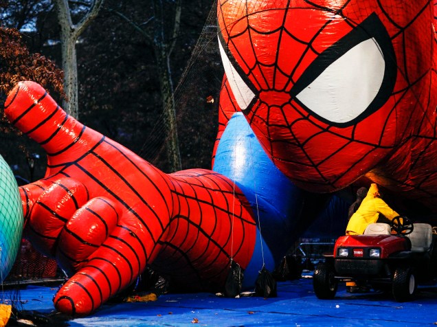 Boneco inflável gigante do Homem Aranha durante a preparação para o desfile do dia de Ação de Graças, que aconteceu nesta quinta (27) em Nova York