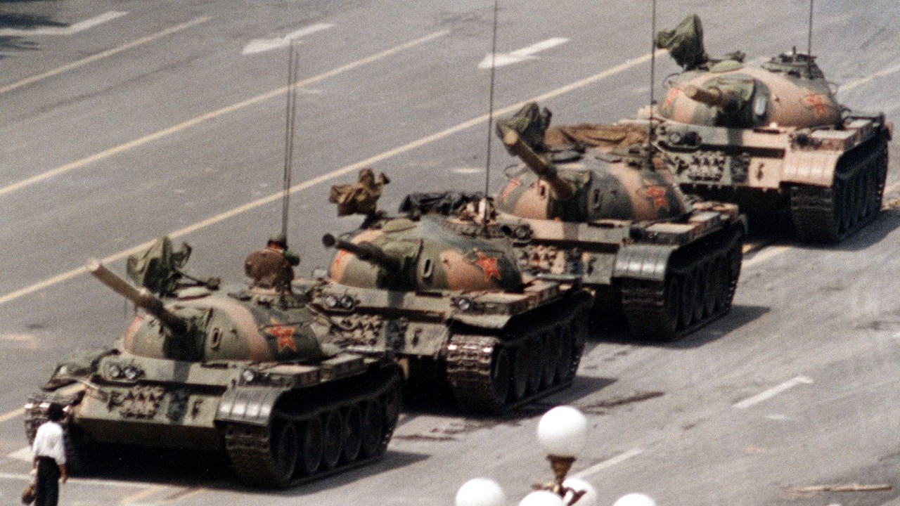 05/06/1989 - Homem se coloca à frente da linha de tanques do Exército chinês na Praça da Paz Celestial, para pedir o fim da violência contra os manifestantes pró-democracia