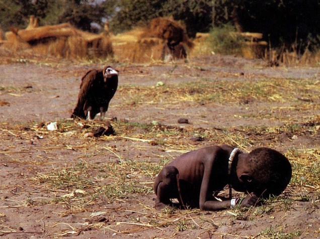 Em Março de 1993, o fotógrafo sul-africano Kevin Carter durante viagem ao sul do Sudão, registrou a imagem de um abutre a espreita de uma criança subnutrida na aldeia de Ayod