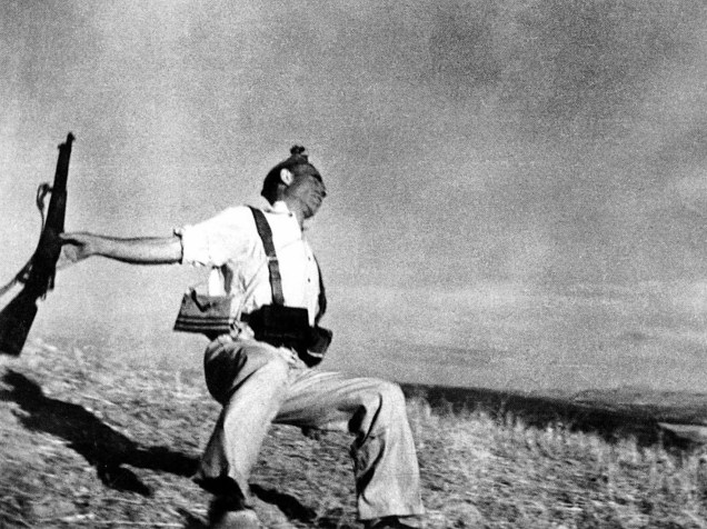 O fotógrafo húngaro Robert Capa registra o momento em que um miliciano é alvejado durante a Guerra Civil Espanhola em 1936