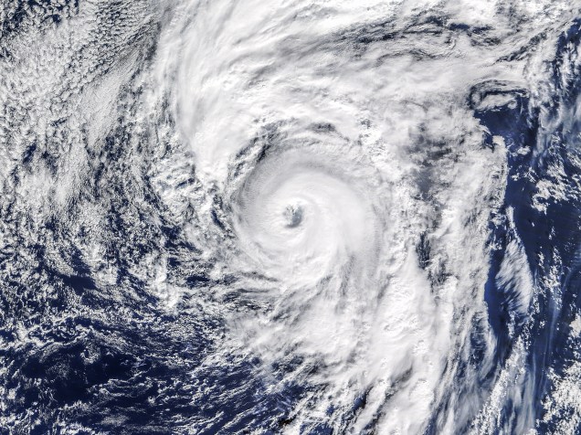 Imagem do furacão Alex registrada pela Nasa nas águas do Atlântico Norte, seguindo em direção ao arquipélago de Açores, território autônomo de Portugal. O fenômeno é raro para essa época do ano nessa região de águas frias, o último registro de uma tempestade dessa dimensão é de janeiro de 1938 - 14/01/2016