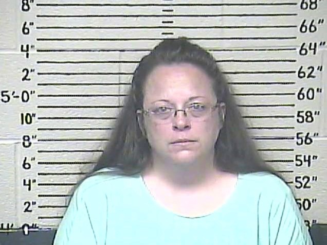 Kim Davis, tabeliã do condado de Rowan, no Kentucky, Estados Unidos, é fotografada após ser presa por se recusar a emitir licenças de casamento para casais homossexuais
