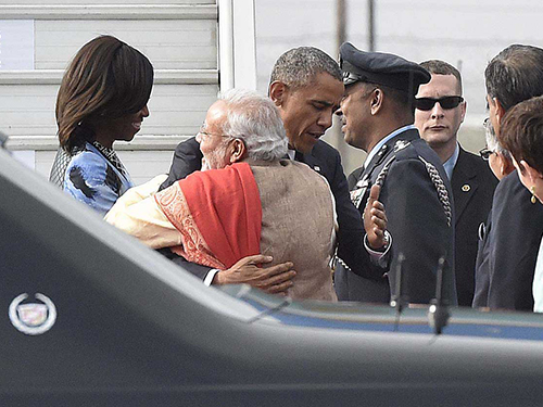 O primeiro-ministro indiano, Narendra Modi, abraça o presidente dos Estados Unidos, Barack Obama, durante sua chegada à Nova Delhi, na Índia - 25/01/2015