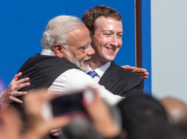 O primeiro-ministro indiano, Narendra Modi, abraça o CEO do Facebook, Mark Zuckerberg, durante encontro na sede da empresa, na Califórnia (EUA) - 27/09/2015