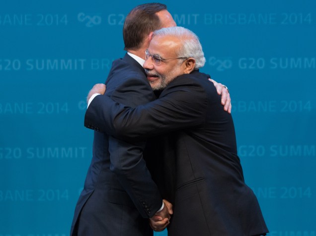 O primeiro-ministro indiano, Narendra Modi, abraça o primeiro-ministro australiano Tony Abbott, durante as boas-vindas ao Centro de Convenções em Brisbane, na Austrália - 15/11/2014