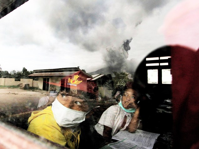 Crianças usam máscaras em escola, no distrito de Karo, na Indonésia, após o Monte Sinabung entrar em erupção - 24/05/2016