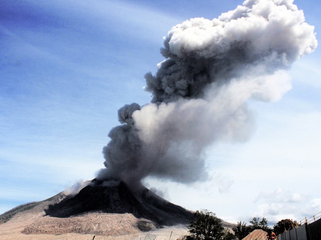 Monte Sinabung entra em erupção próximo ao distrito de Karo, na Indonésia - 25/05/2016