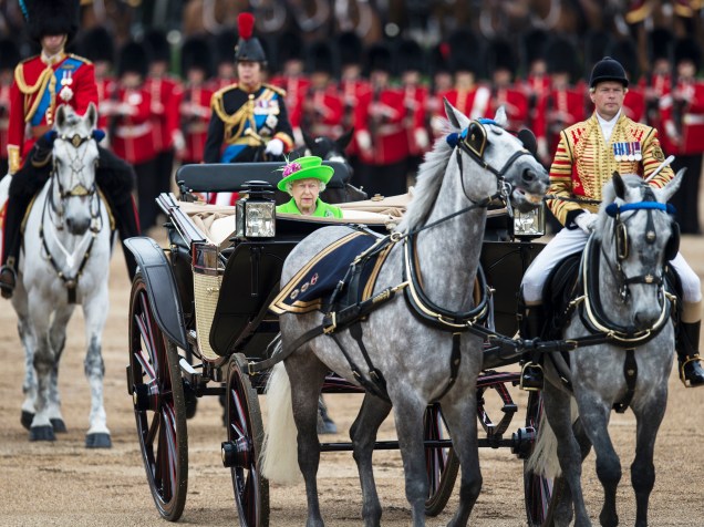 Rainha Elizabeth II inspeciona soldados durante a parada Trooping the Colour, que marca o aniversário da monarca, em Londres, Inglaterra - 11/06/2016