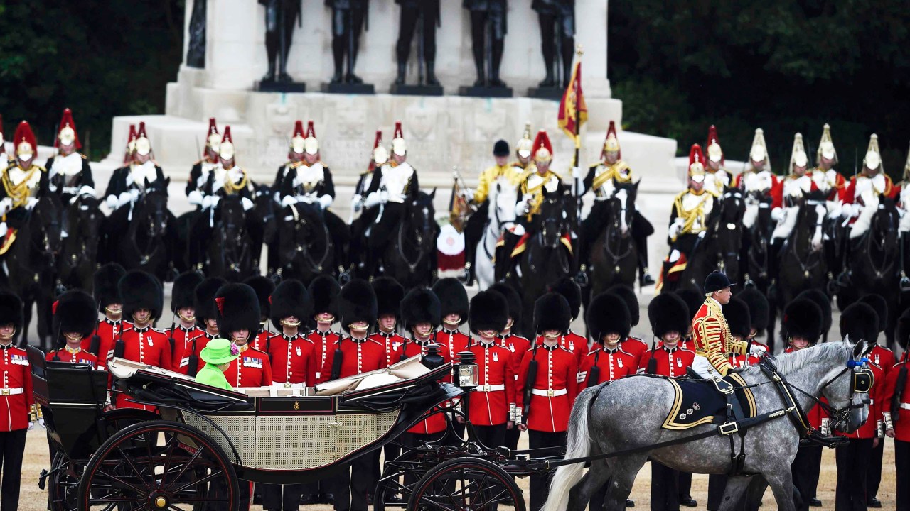 A rainha Elizabeth II, e o príncipe Philip, chegam ao House Guards Parade, em Londres, para a parada 'Trooping the Colour', que celebra o aniversário da monarca - 11/06/2016