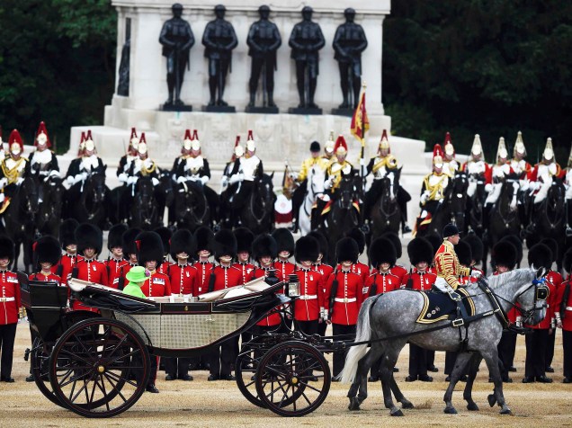 A rainha Elizabeth II, e o príncipe Philip, chegam ao House Guards Parade, em Londres, para a parada Trooping the Colour, que celebra o aniversário da monarca - 11/06/2016