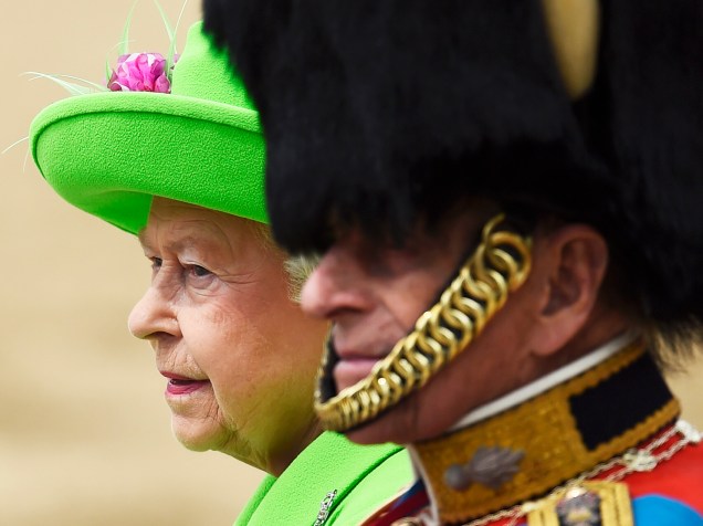 A rainha Elizabeth II e o príncipe Philip, durante a  parada Trooping the Colour, que celebra o aniversário da monarca, em Londres, na Inglaterra - 11/06/2016