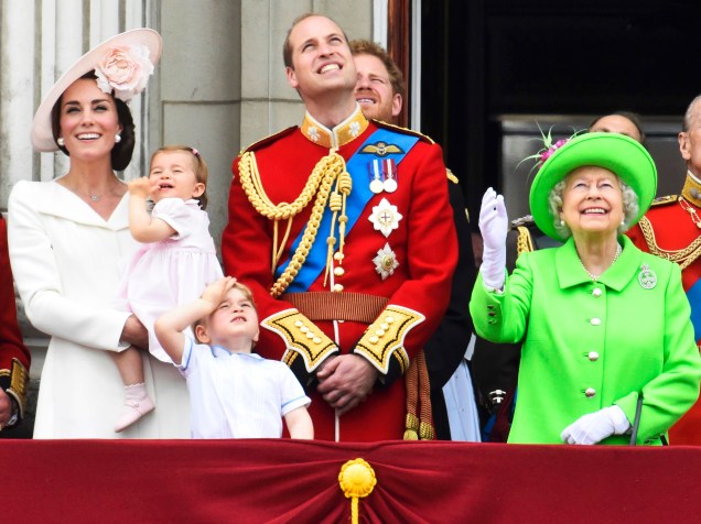 Os membros da família real: Kate Middleton (Duquesa de Cambridge), Princesa Charlotte, Príncipe George, Princípe William e Rainha Elizabeth II, assistem do Palácio de Buckingham, a parada Trooping the Colour, que celebra o aniversário da monarca - 11/06/2016