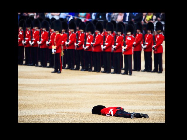  Soldado britânico desmaia, durante a parada Trooping the Colour, que celebra o aniversário da rainha Elizabeth II, em Londres, na Inglaterra - 11/06/2016