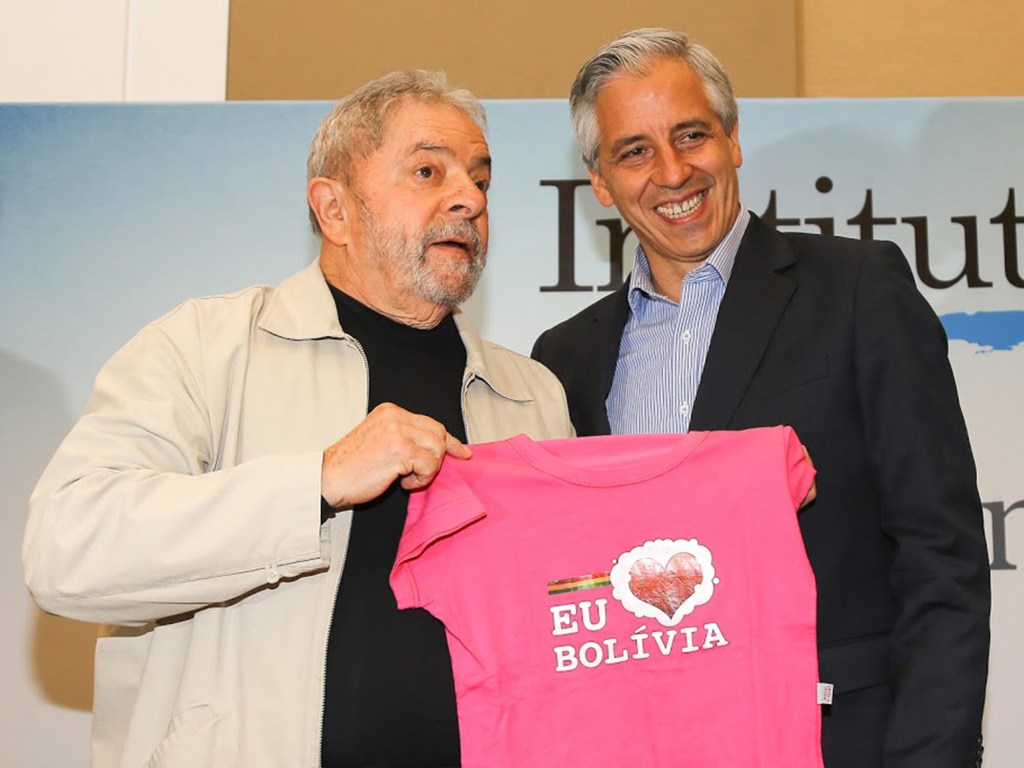 O ex-presidente Lula recebe presente do vice-presidente boliviano Álvaro García Linera durante seminário no Instituto Lula, em São Paulo - 05/10/2015
