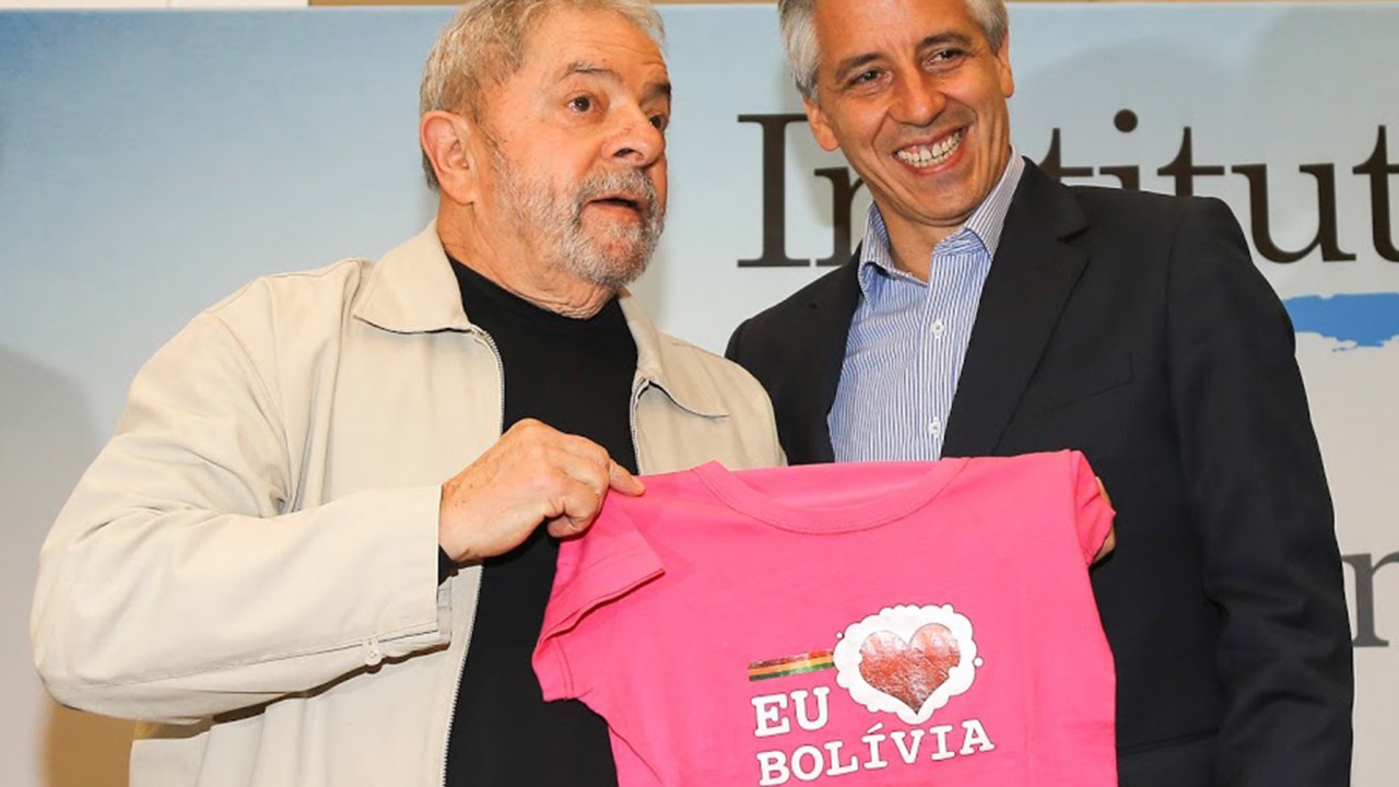 O ex-presidente Lula recebe presente do vice-presidente boliviano Álvaro García Linera durante seminário no Instituto Lula, em São Paulo - 05/10/2015