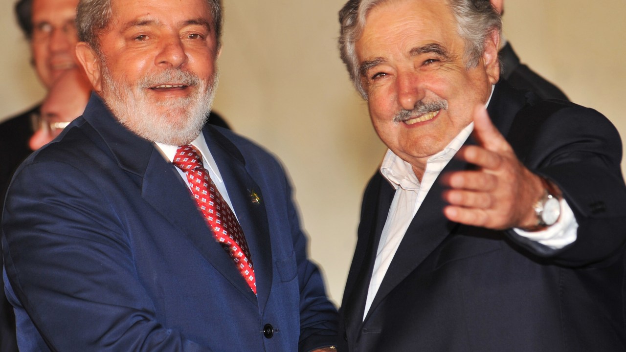 O ex-presidente Lula cumprimenta o ex-presidente do Uruguai, José Mujica, durante encontro no Itamaraty em 2010