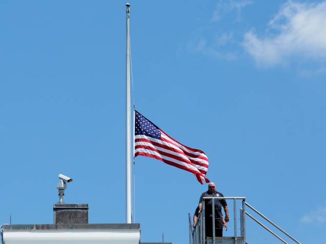 Bandeira dos Estados Unidos é colocada à meio-mastro, na Casa Branca, em sinal de luto devido ao massacre na boate Pulse, em Orlando - 12/06/2016