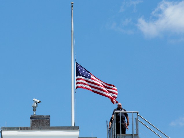 Bandeira dos Estados Unidos é colocada à meio-mastro, na Casa Branca, em sinal de luto devido ao massacre na boate Pulse, em Orlando - 12/06/2016