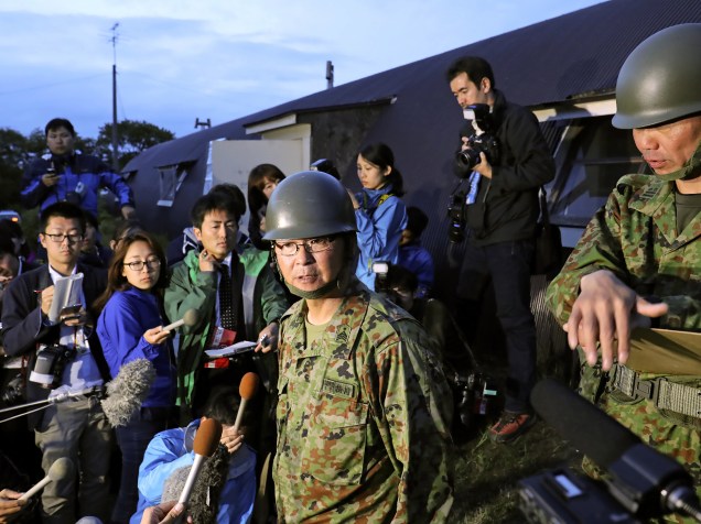Membros da equipe de busca falam a imprensa após encontrarem o menino Yamato Tanooka em uma base militar na cidade de Shikabe em Hokkaido, norte do Japão - 03/06/2016