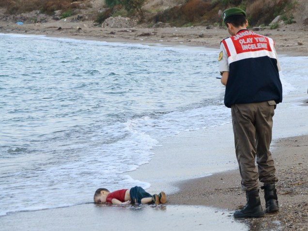 Policial turco observa uma criança morta por afogamento em uma praia de um dos principais destinos turísticos da Turquia. A criança era um dos 12 refugiados sírios que morreram afogados tentando chegar à ilha grega de Kos
