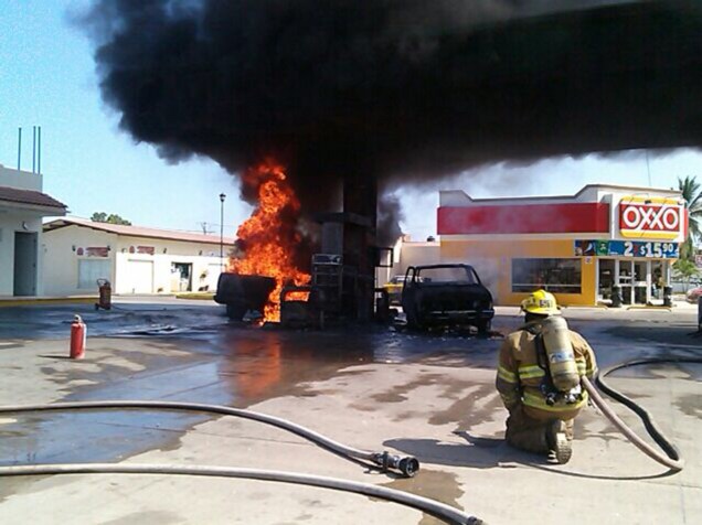 Bombeiros trabalham para apagar um incêndio em um posto de gasolina no estado de Jalisco, no México - 01/05/2015