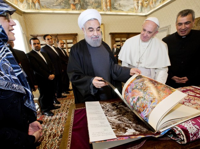 Papa Francisco recebe o presidente iraniano Hassan Rohani no Vaticano. É a primeira visita de um presidente do Irã à Santa Sé desde Mohammad Khatami recebido por João Paulo II em 1999 - 26/01/2016