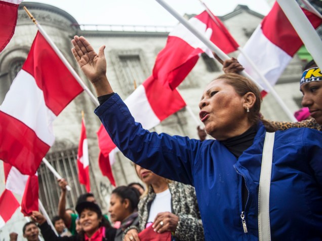 Eleitores do candidato à presidência do Peru, Pedro Pablo Kuczynski, protestam em frente ao Escritório Nacional de Processos Eleitorais, na capital Lima - 07/06/2016