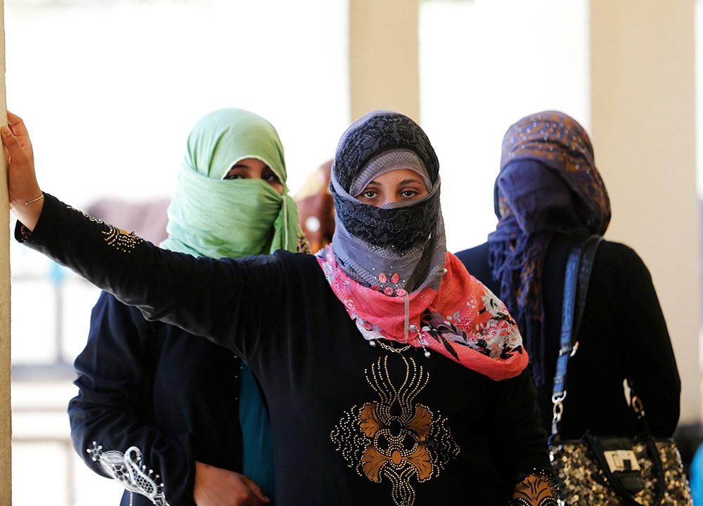 Civis fogem da região de Falluja, que está tomada pelo Estado Islâmico, e se reúnem na cidade de Garma, Iraque