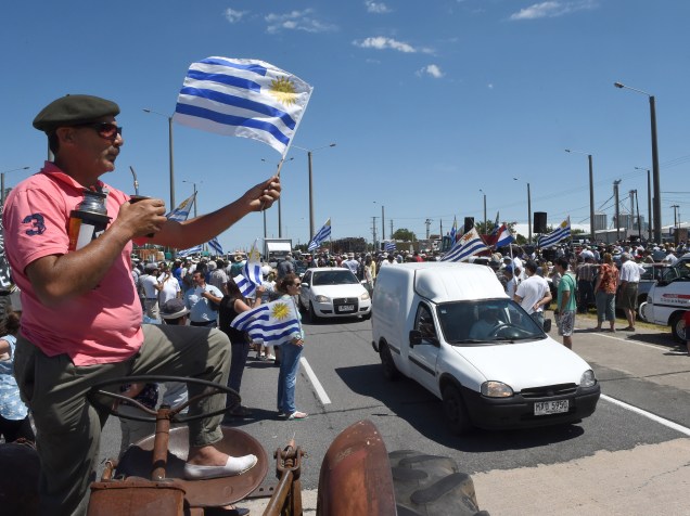 Produtores de leite e agricultores uruguaios protestam em uma estrada de San José e em outros nove departamentos do Uruguai contra o aumento de impostos e uma dívida não paga por produtos vendidos à Venezuela - 19/01/2016