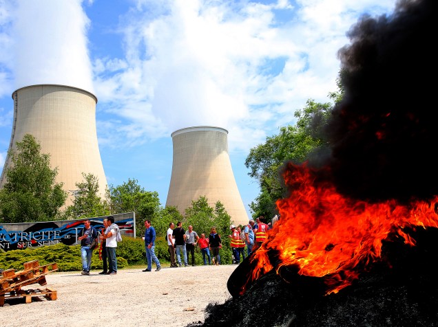 Trabalhadores bloqueiam o acesso à central nuclear de Nogent-sur-Seine, na França, durante protesto contra as reformas do mercado de trabalho, interrompendo severamente o fornecimento de combustível - 26/05/2016