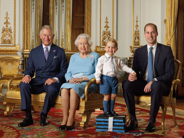 Os príncipes Charles, William e o pequeno George, herdeiros do trono britânico, ao lado da rainha Elizabeth II, em comemoração aos 90 anos de vida da monarca