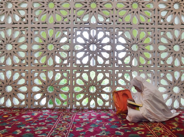 Garota indonésia lê uma cópia do Alcorão no primeiro dia do mês sagrado do Ramadã, em uma mesquita em Tangerang - 06/06/2016