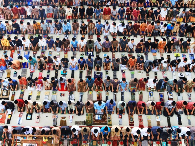 Estudantes oram no internato Ar-Raudhatul Hasanah, no primeiro dia do Ramadã, na Sumatra do Norte - 06/06/2016