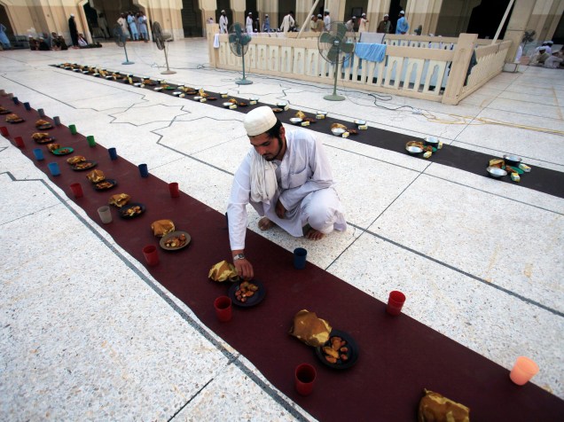 Homem prepara alimentos para o jejum, no primeiro dia do Ramadã, em um mesquita de Peshawar, no Paquistão - 07/06/2016