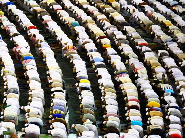 Muçulmanos rezam na Grande Mesquita, na cidade de Meca, na Arábia Saudita, durante o mês sagrado do Ramadã - 08/06/2016