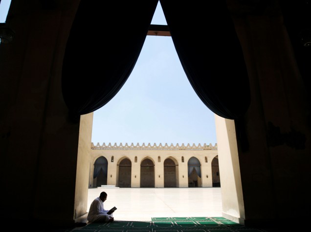 Homem egípcio lê o Alcorão, dentro da mesquita de  Al-Hakim bi-Amr Allah, na cidade do Cairo, durante o mês sagrado do Ramadã - 10/06/2016