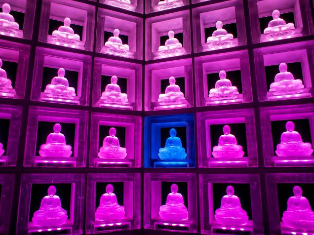 Cada pequenina estátua de Buda corresponde à gaveta que guarda as cinzas de um falecido e é iluminada com lâmpadas de LED na cor desejada pelo proprietário
